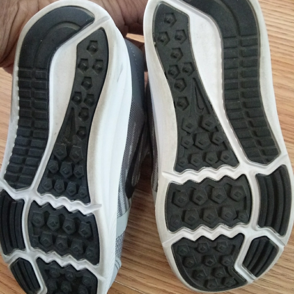 Nike tennis shoes - Picture 4 of 7
